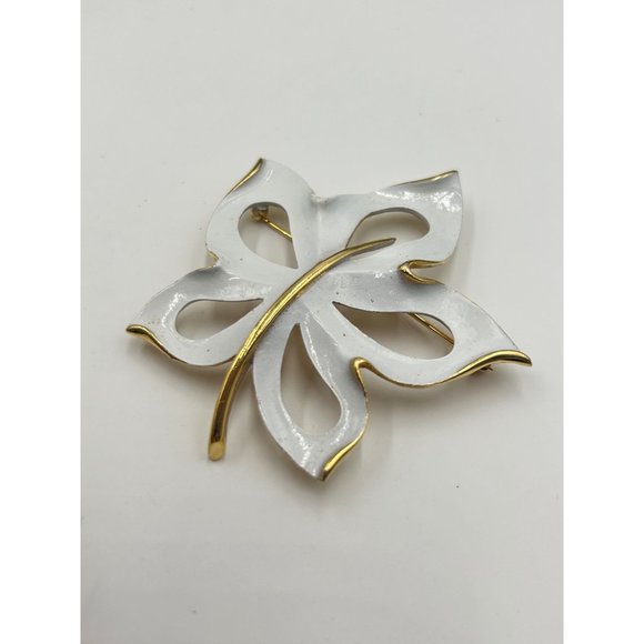 Signed NAPIER Leaf Brooch White Enamel Pin Designer Signed Costume Jewelry - Picture 3 of 5